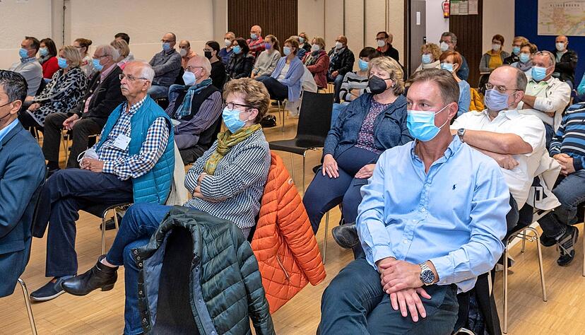 Interessiert h&ouml;rten die Klingenberger bei der B&uuml;rgerversammlung in der Turnhalle den Ausf&uuml;hrungen der Verwaltung zu. Bei der anschlie&szlig;enden Fragerunde wurden etliche Themenfelder, die den Menschen wichtig sind, angesprochen.
Foto: Mario Berger