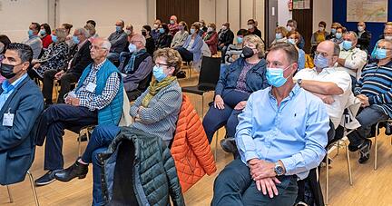Interessiert h&ouml;rten die Klingenberger bei der B&uuml;rgerversammlung in der Turnhalle den Ausf&uuml;hrungen der Verwaltung zu. Bei der anschlie&szlig;enden Fragerunde wurden etliche Themenfelder, die den Menschen wichtig sind, angesprochen.
Foto: Mario Berger