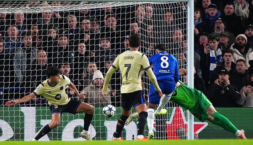 In der Anfangsphase wurde ein Treffer von Chelseas Enzo Fernandez noch zurückgenommen. Danach dominierten die Londoner. In der Anfangsphase wurde ein Treffer von Chelseas Enzo Fernandez noch zurückgenommen. Danach dominierten die Londoner.