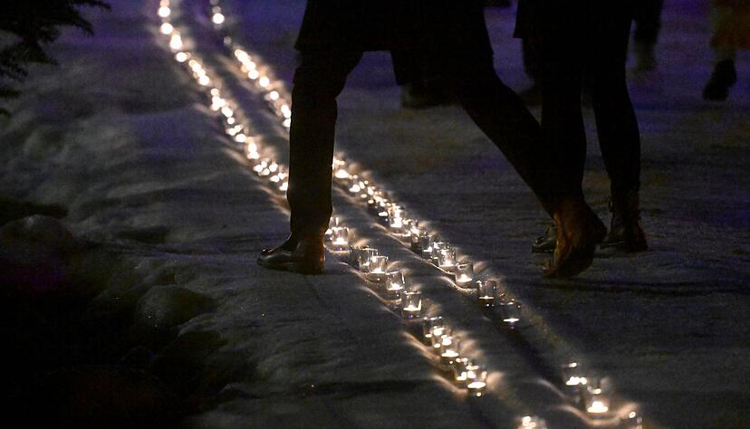 Kerzen in einer symbolischen Loipe erinnern an Laura Dahlmeier. Kerzen in einer symbolischen Loipe erinnern an Laura Dahlmeier.