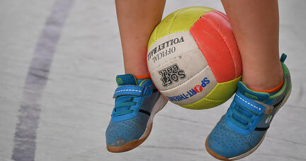ARCHIV - 20.06.2018, Strausberg: Ein Schulkind hüpft mit einem Ball zwischen den Beinen beim Projekt «Sport ohne Akkord».  (zu dpa «Fachkräfte sollen Wissen über Gesundheit an Schulen verbessern» vom 11.12.2018) Foto: Patrick Pleul/ZB/dpa +++ dpa-Bildfunk +++ | Verwendung weltweit