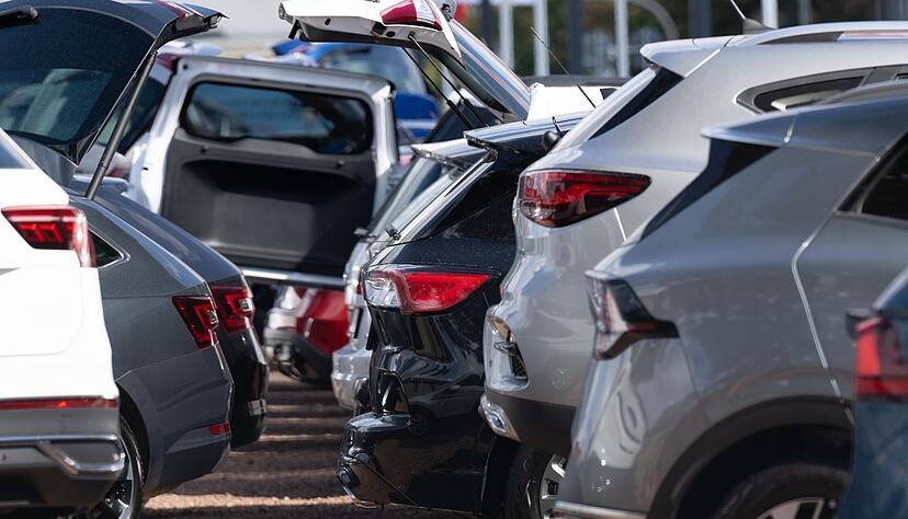 Die Nachfrage nach Neu- und Gebrauchtwagen stagniert. Die Zeit der Rabatte könnte daher schon bald zurückkehren. Die Nachfrage nach Neu- und Gebrauchtwagen stagniert. Die Zeit der Rabatte könnte daher schon bald zurückkehren.