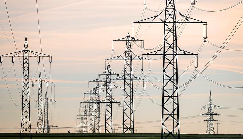 Die Zeit der niedrigen Strompreise ist vorbei. Auch wenn die Versorger Nachlässe angekündigt haben, bleiben die Preise hoch.