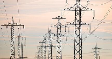 Die Zeit der niedrigen Strompreise ist vorbei. Auch wenn die Versorger Nachlässe angekündigt haben, bleiben die Preise hoch. Foto: dpa