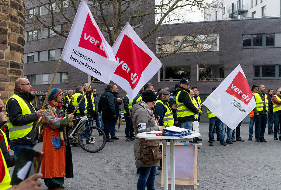 Die Angestellten der Stadtwerke Heilbronn machten ihren Ärger mit lautem Pfeifen Luft.