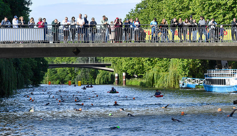 Von der Heilbronner Götzenturmbrücke haben die Zuschauer - am frühen Morgen sind es vor allem Familien, Freunde und Betreuer der Triathleten - den besten Überblick über die Schwimmstrecke. Von der Heilbronner Götzenturmbrücke haben die Zuschauer - am frühen Morgen sind es vor allem Familien, Freunde und Betreuer der Triathleten - den besten Überblick über die Schwimmstrecke.