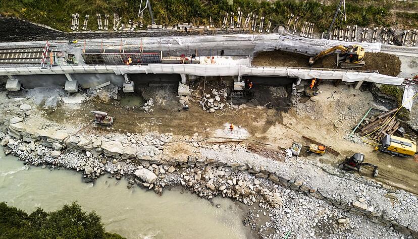 Die Gleise zwischen Visp und T&auml;sch sind teils schwer besch&auml;digt worden (Foto aktuell)