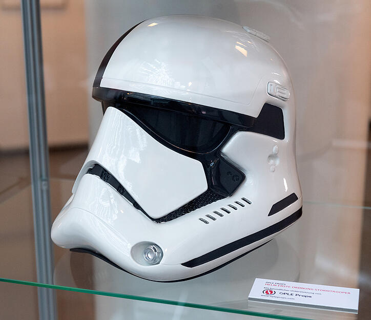Eröffnung der Ausstellung "Kunst der Sterne" mit Star Wars Kunst und Zeichner und Illustrator Matt Busch.
