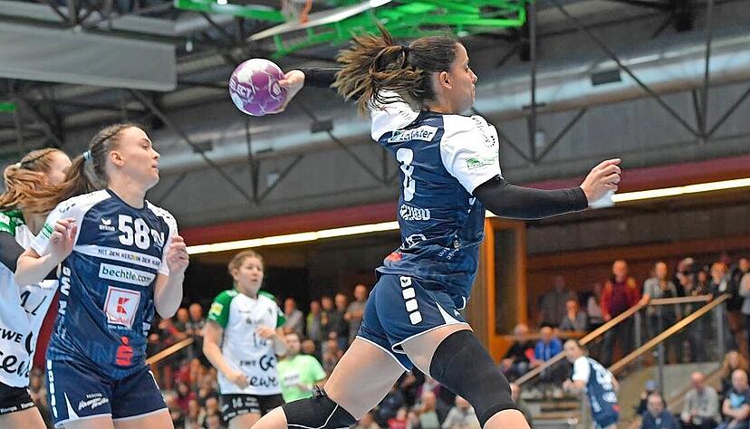 Vasiliki Gkatziou (beim Wurf) machte auf Rechtsaußen und von der Sieben-Meter-Linie wenig falsch, doch ihre sieben Tore brachten der Sport-Union keine Punkte.