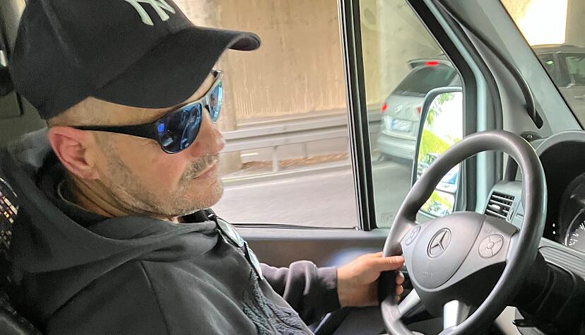 Aushilfsfahrer Hakan Topsakal fährt die Buslinie 13 durch Böckingen.