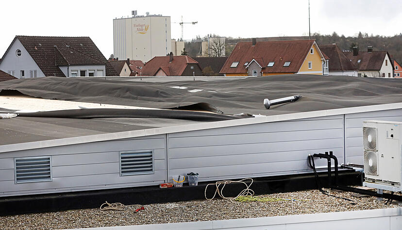 Der Sturm besch&auml;digte die Abdichtungen des Flachdachs. Regen drang ins Marktgeb&auml;ude ein. Die Bad Friedrichshaller Feuerwehr beseitigte die Sturmsch&auml;den.