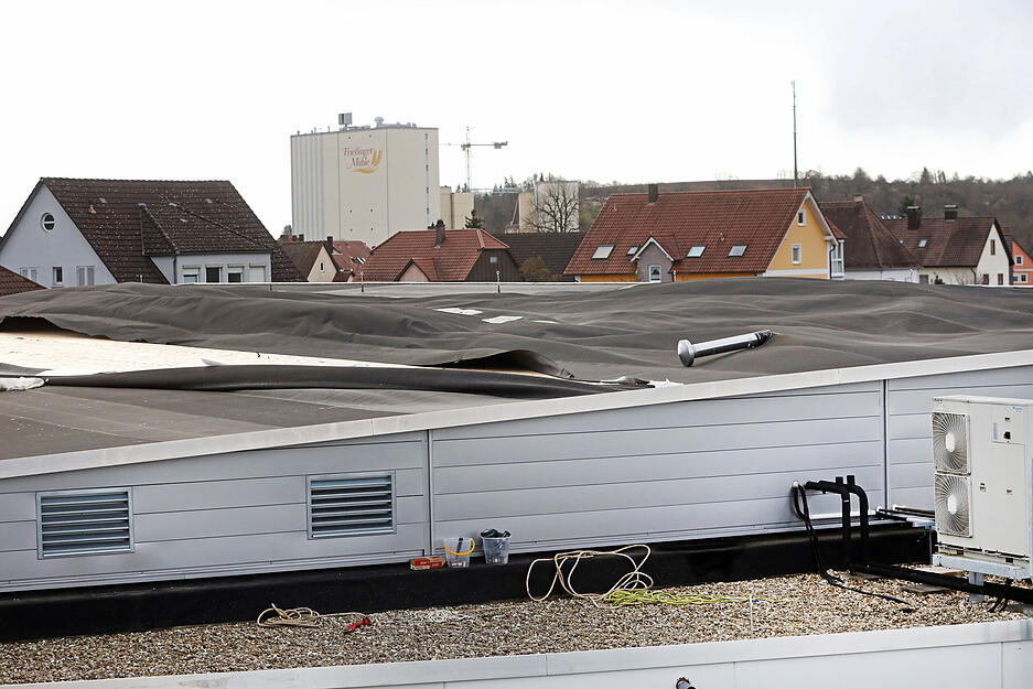 Der Sturm besch&auml;digte die Abdichtungen des Flachdachs. Regen drang ins Marktgeb&auml;ude ein. Die Bad Friedrichshaller Feuerwehr beseitigte die Sturmsch&auml;den.