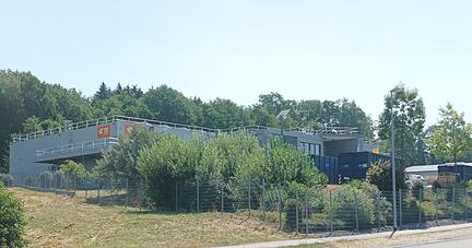 Das Gebäude der TE Connectivity im Gewerbepark Waldzimmern wird gefragt sein, ist der Niedernhaller Bürgermeister Achim Beck überzeugt.
Foto: Matthias Lauterer Das Gebäude der TE Connectivity im Gewerbepark Waldzimmern wird gefragt sein, ist der Niedernhaller Bürgermeister Achim Beck überzeugt.
Foto: Matthias Lauterer