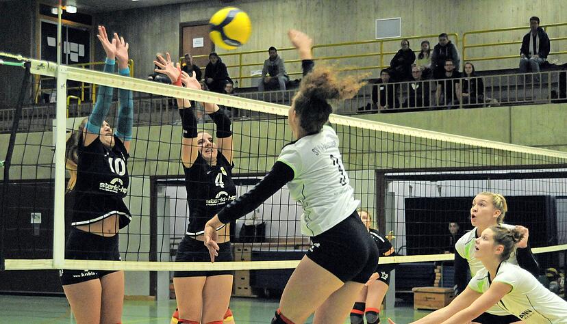Am Block: Die Sinsheimerinnen Johanna Resch (links) und Marie-Christin Werner (Mitte) gegen Beiertheims Vanessa Petri. Foto: Klaus Kr&uuml;ger