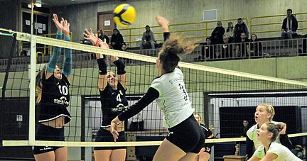 Am Block: Die Sinsheimerinnen Johanna Resch (links) und Marie-Christin Werner (Mitte) gegen Beiertheims Vanessa Petri.
Foto: Klaus Kr&uuml;ger