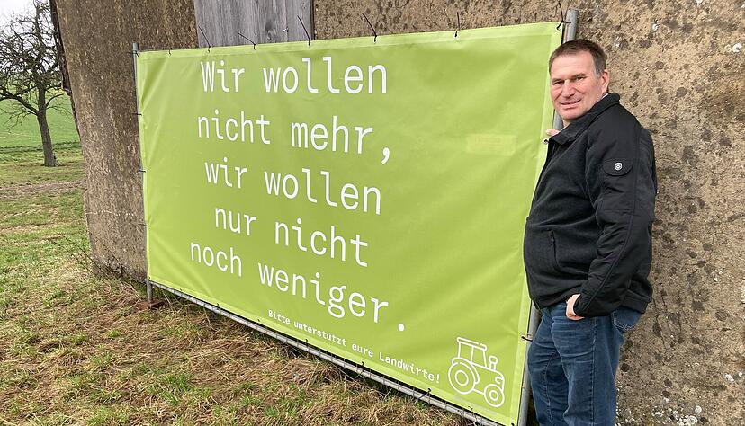 Bernd Angelberger, Landwirt und stellvertretender Bürgermeister sowie CDU-Stadtrat in Bad Wimpfen, verteilt die Banner an andere Bauern. Bernd Angelberger, Landwirt und stellvertretender Bürgermeister sowie CDU-Stadtrat in Bad Wimpfen, verteilt die Banner an andere Bauern.