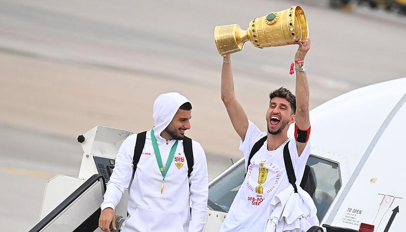 Müde, aber glücklich stiegen die VfB-Profis aus dem Flieger.