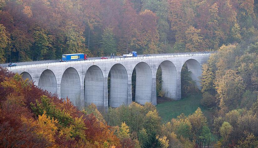 Lastwagen fahren über eine Brücke auf der Autobahn 8 am Albaufstieg am Drackensteiner Hang. Die Strecke muss bald ein weiteres Mal voll gesperrt werden. Lastwagen fahren über eine Brücke auf der Autobahn 8 am Albaufstieg am Drackensteiner Hang. Die Strecke muss bald ein weiteres Mal voll gesperrt werden.
