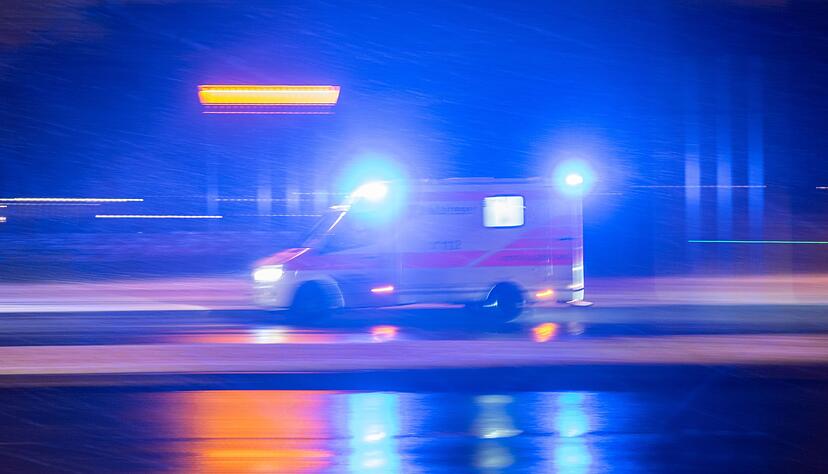 Der junge Mann wurde durch die Messerstiche schwer verletzt. (Symbolbild) Der junge Mann wurde durch die Messerstiche schwer verletzt. (Symbolbild)