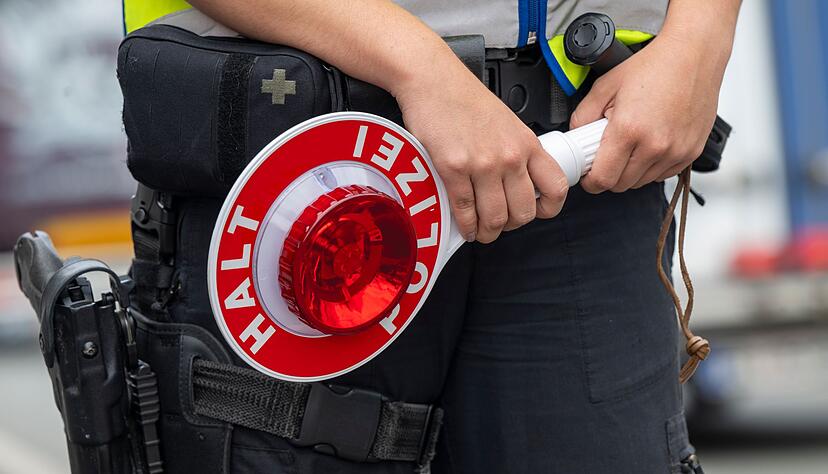 Laut Polizei machte der Autofahrer kurz vor der Kontrollstelle kehrt. (Symbolbild) Laut Polizei machte der Autofahrer kurz vor der Kontrollstelle kehrt. (Symbolbild)