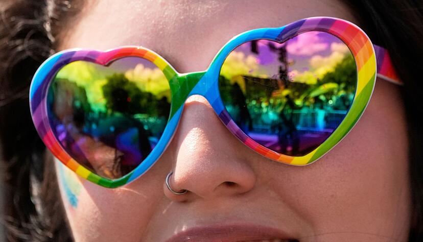 Wer einen Sonnenbrille trägt, schützt die Augen. Ein Sonnenbrand wird damit nicht begünstigt. Wer einen Sonnenbrille trägt, schützt die Augen. Ein Sonnenbrand wird damit nicht begünstigt.