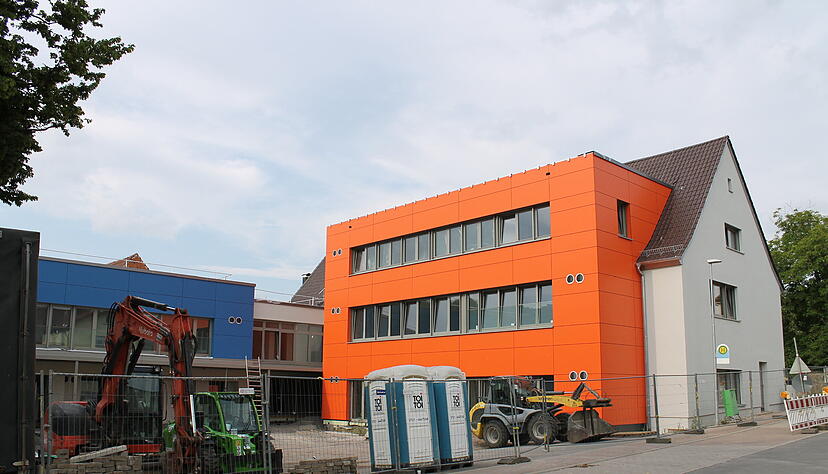 Kräftiges Blau und leuchtendes Orange: Nicht nur funktional, sondern auch optisch ist die neu strukturierte Grundschule in Siglingen deutlich attraktiver als das ehemalige Gebäude.