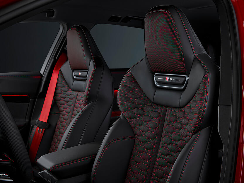 Sitzen wie ein Ma&szlig;anzug: F&uuml;r den RS 5 sind spezielle Sportsitze erh&auml;ltlich.