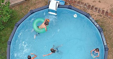 Der Pool im eigenen Garten ist eine Sommerfreude, braucht aber je nach Größe auch mal 6000 Liter Wasser.
Foto: Archiv/Ralf Seidel Der Pool im eigenen Garten ist eine Sommerfreude, braucht aber je nach Größe auch mal 6000 Liter Wasser.
Foto: Archiv/Ralf Seidel