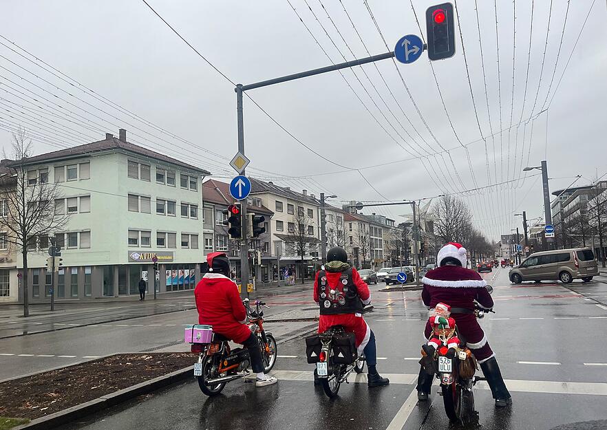 Am 7. Dezember düsten die Biker durch die Stadt und das Umland, um Spenden für Wohnungslose zu sammeln. Am 7. Dezember düsten die Biker durch die Stadt und das Umland, um Spenden für Wohnungslose zu sammeln.