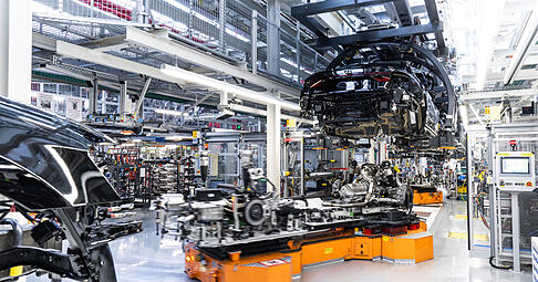 Ein Blick in die Fertigung des Audi A8 in Neckarsulm. Nach Angaben des Unternehmens läuft die Produktion am Standort weiter planmäßig.