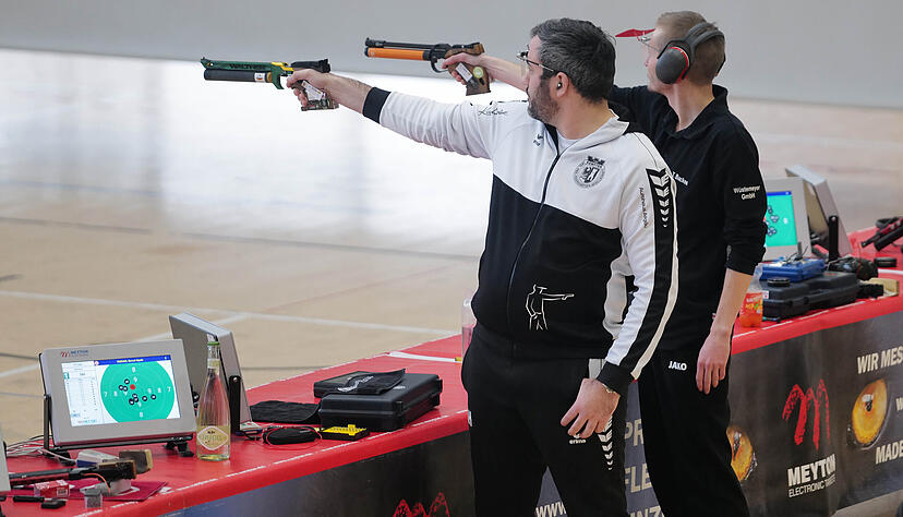 Waldenburgs Teamchef Tobias Backes (rechts) hat das Stechen gegen Andres Heise (Kempten) im letzten Hauptrundenwettkampf nur hauchd&uuml;nn verloren.