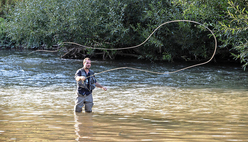 Dominik Juchem trifft sich nach der Arbeit h&auml;ufig mit zwei Freunden in Besigheim . Dort steigt er in die Enz. Foto: Andreas Veigel