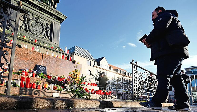 Blumen und Kerzen sind auf dem Hanauer Marktplatz aufgestellt worden. Auch Menschen in der Region zeigen sich beeindruckt von dem Anschlag.
Foto: dpa Blumen und Kerzen sind auf dem Hanauer Marktplatz aufgestellt worden. Auch Menschen in der Region zeigen sich beeindruckt von dem Anschlag.
Foto: dpa