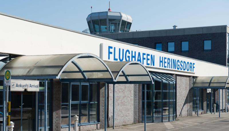 Das Abfertigungsgebäude des Flughafens Heringsdorf trägt den Schriftzug "Flughafen Heringsdorf".