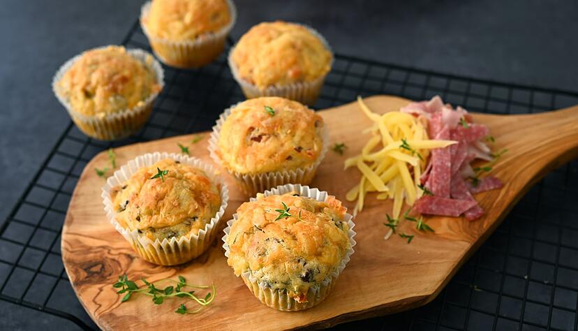 Wer keine ganze Pizza verdrücken kann, dem bringen diese Pizza-Muffins den Geschmack des großen Verwandten auf die Zunge. Wer keine ganze Pizza verdrücken kann, dem bringen diese Pizza-Muffins den Geschmack des großen Verwandten auf die Zunge.