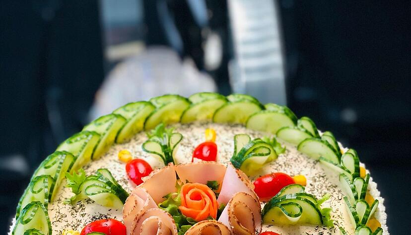 Kochschinkenröllchen und reichlich Gurkenscheiben zieren die Brottorte im Stader Café «Tischlein deck dich» Kochschinkenröllchen und reichlich Gurkenscheiben zieren die Brottorte im Stader Café «Tischlein deck dich»