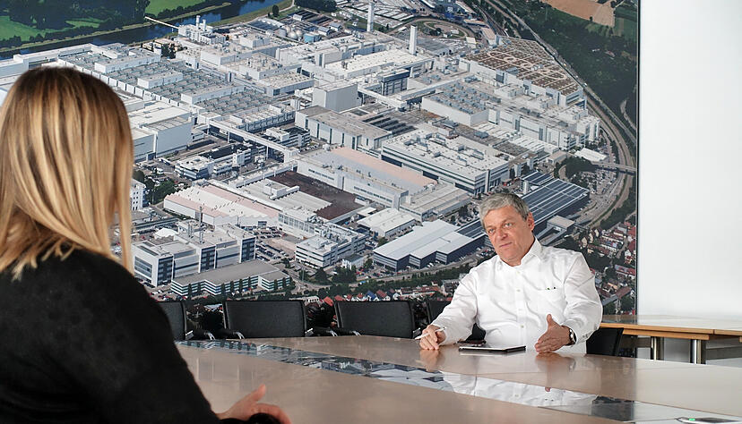 Der Neckarsulmer Werkleiter Helmut Stettner organisiert derzeit den Wiederanlauf. Dabei achtet er auch bei den Konferenzen darauf, dass Abstand gehalten wird. Doch das meiste l&auml;uft auch hier online.