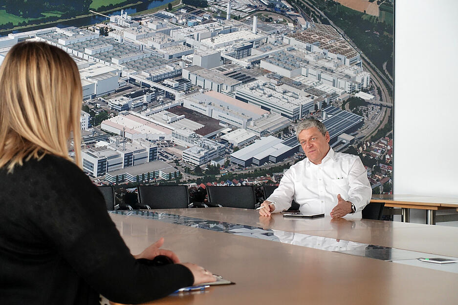 Der Neckarsulmer Werkleiter Helmut Stettner organisiert derzeit den Wiederanlauf. Dabei achtet er auch bei den Konferenzen darauf, dass Abstand gehalten wird. Doch das meiste l&auml;uft auch hier online.