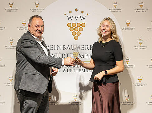 Weinkönigin Kim Weißflog und Weinbaupräsident Dietrich Rembold stoßen auf die Ehrenpreisträger der Landesweinprämierung an. Weinkönigin Kim Weißflog und Weinbaupräsident Dietrich Rembold stoßen auf die Ehrenpreisträger der Landesweinprämierung an.