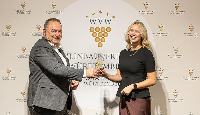 Weinkönigin Kim Weißflog und Weinbaupräsident Dietrich Rembold stoßen auf die Ehrenpreisträger der Landesweinprämierung an.