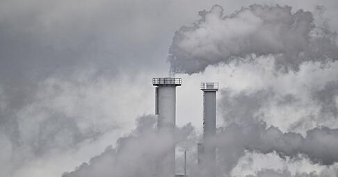 Rauchende Schlote - Im Qualm ist oft CO2 enthalten. (Archivbild)