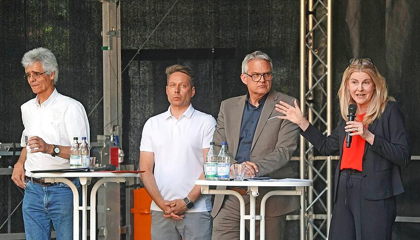 Bei der Bürgerinformation zum geplanten Umbau des Schlossplatzes mussten sich Baubürgermeisterin Suzanne Mösel und Steffen Hertwig Kritik von Ronny Martschenko und Bernd Giering (von rechts) von der Bürgerinitiative anhören. Bei der Bürgerinformation zum geplanten Umbau des Schlossplatzes mussten sich Baubürgermeisterin Suzanne Mösel und Steffen Hertwig Kritik von Ronny Martschenko und Bernd Giering (von rechts) von der Bürgerinitiative anhören.