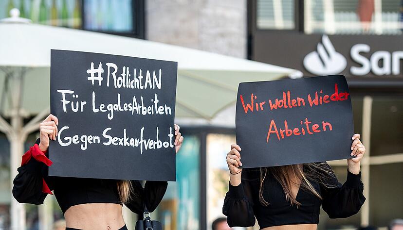 Sexarbeiterinnen demonstrieren in Stuttgart oder wie auf diesem Bild in Nordrhein-Westfalen gegen das strikte Arbeitsverbot.
Foto: dpa Sexarbeiterinnen demonstrieren in Stuttgart oder wie auf diesem Bild in Nordrhein-Westfalen gegen das strikte Arbeitsverbot.
Foto: dpa