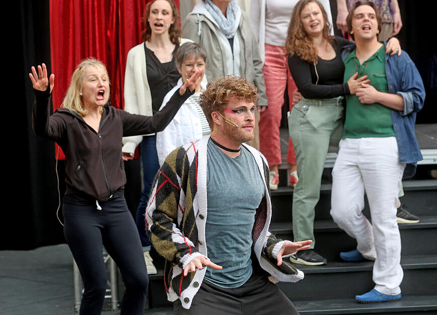 Burgfestspiele Jagsthausen: Maske und Probe zu "Ein Käfig voller Narren"