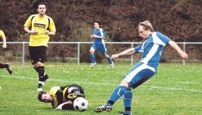 Der Langenbeutinger Raphael Thier zieht ab und trifft zum 1:1. Ruslan Schnebel vom SV Morsbach kann nicht mehr retten.Foto: Marc Schmerbeck
