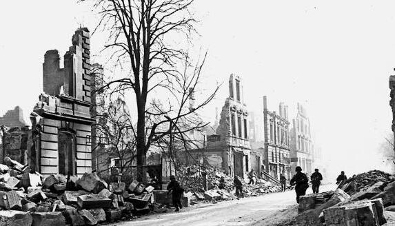 Vom Industriegebiet zur Bahnhofsvorstadt f&uuml;hrt der Vormarsch &uuml;ber den Altneckar und die S&uuml;dstadt. Am 11. April erreichen die US-Soldaten die Fleiner H&ouml;he.