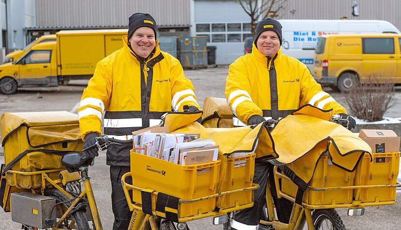Die Postbotenzwillinge (von links) Marc und Ronan Dufferain radeln in ihre Schicht. "Mit Schnee ist es anstrengender, da müssen wir mehr laufen."
Foto: Mario Berger