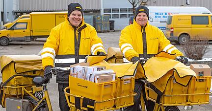 Die Postbotenzwillinge (von links) Marc und Ronan Dufferain radeln in ihre Schicht. "Mit Schnee ist es anstrengender, da müssen wir mehr laufen."
Foto: Mario Berger