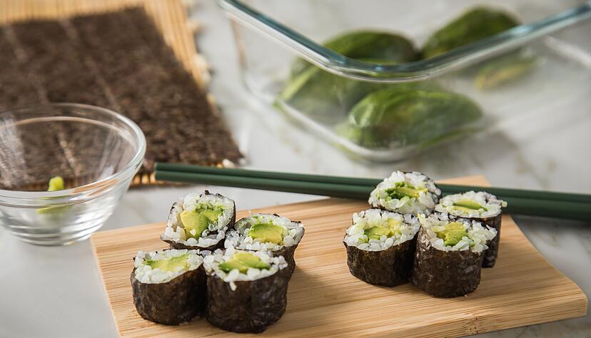 Algenbl&auml;tter sorgen bei vegetarischem Sushi f&uuml;r den leckeren Fisch-Geschmack.