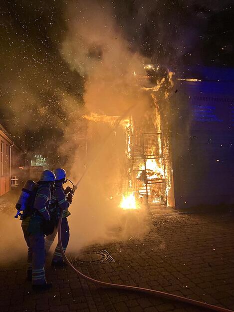 Das Feuer brach offenbar in Gitterboxen auf dem Außengelände aus. Die Flammen griffen auf die Fassade und das Dach über, berichtete die Feuerwehr Heilbronn am Morgen. Das Feuer brach offenbar in Gitterboxen auf dem Außengelände aus. Die Flammen griffen auf die Fassade und das Dach über, berichtete die Feuerwehr Heilbronn am Morgen.